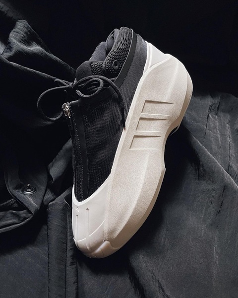 1回着の極美品　アディダス　Crazy IIInfinity トリプルブラック adidas Crazy IIInfinity “Triple Black”が国内10月6日に発売
